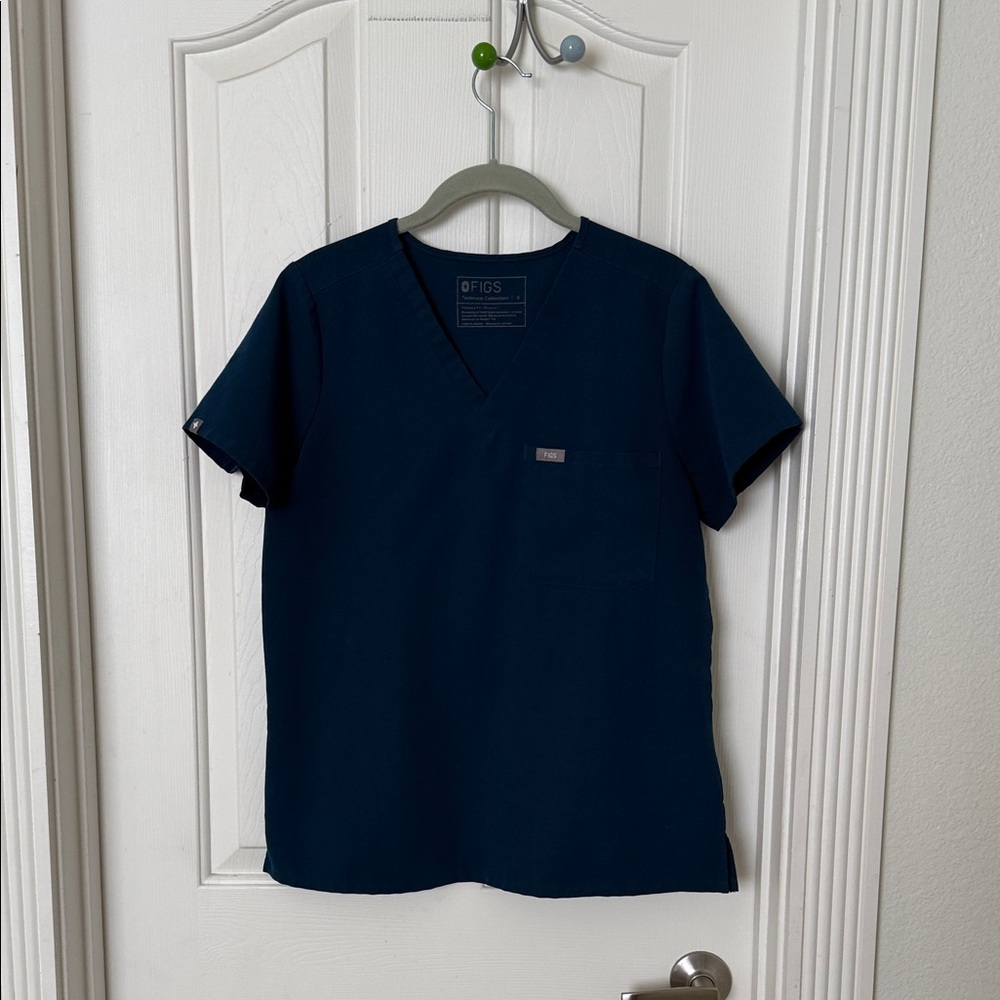 Figs carribean blue top in small.  With matching small pants.
